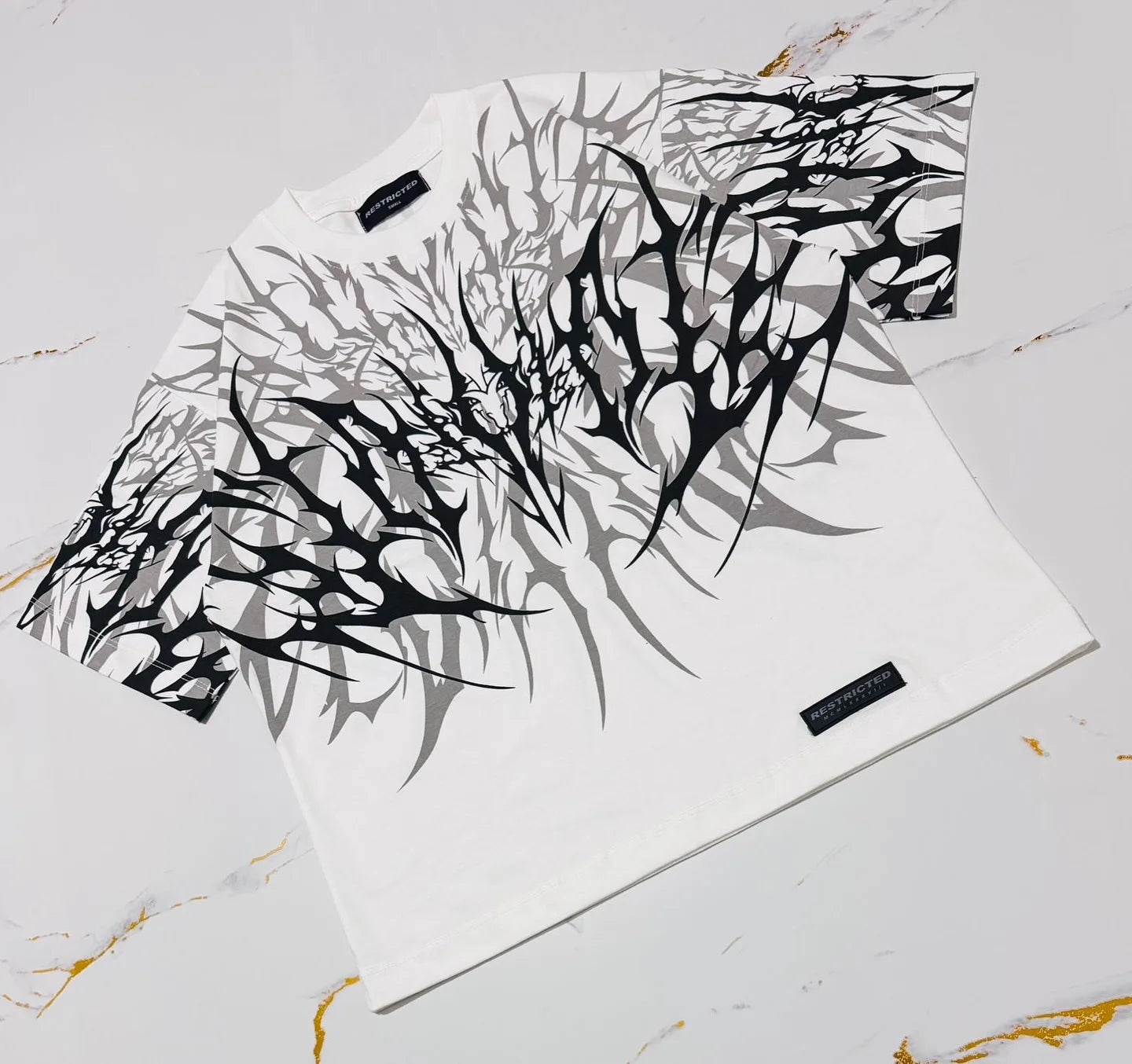 Cyber Thorn Tee | Camiseta Streetwear Gótica em Algodão
