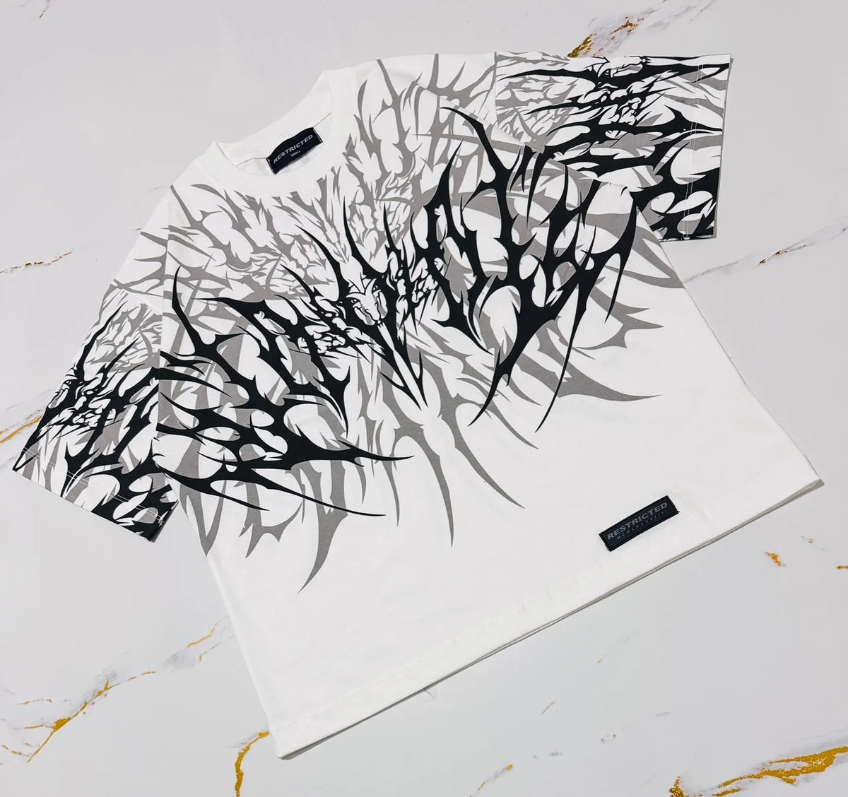 Cyber Thorn Tee | Camiseta Streetwear Gótica em Algodão